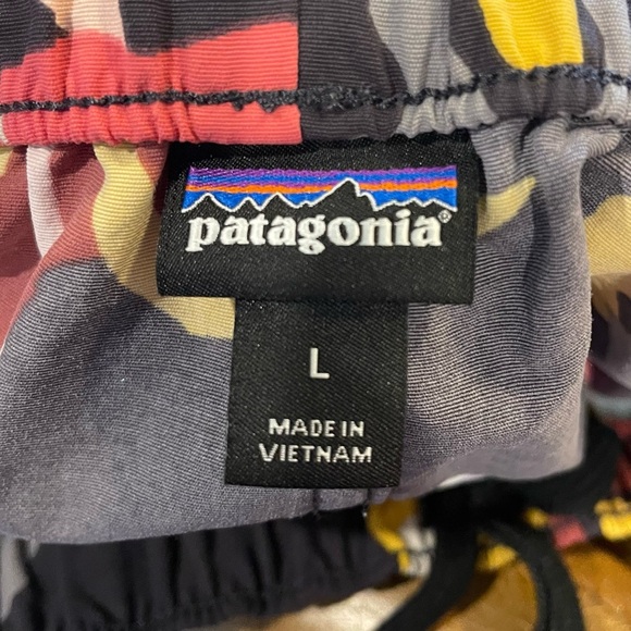 Patagonia Barely Baggies Shorts - Size Large - Picture 4 of 4